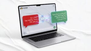 شاشة تظهر واجهة شات بوت ذكي وهو يحلل تعليقاً غاضباً (باللون الأحمر) ويحوله إلى رد اعتذار مهني (باللون الأخضر) مع شعار "فطين".
